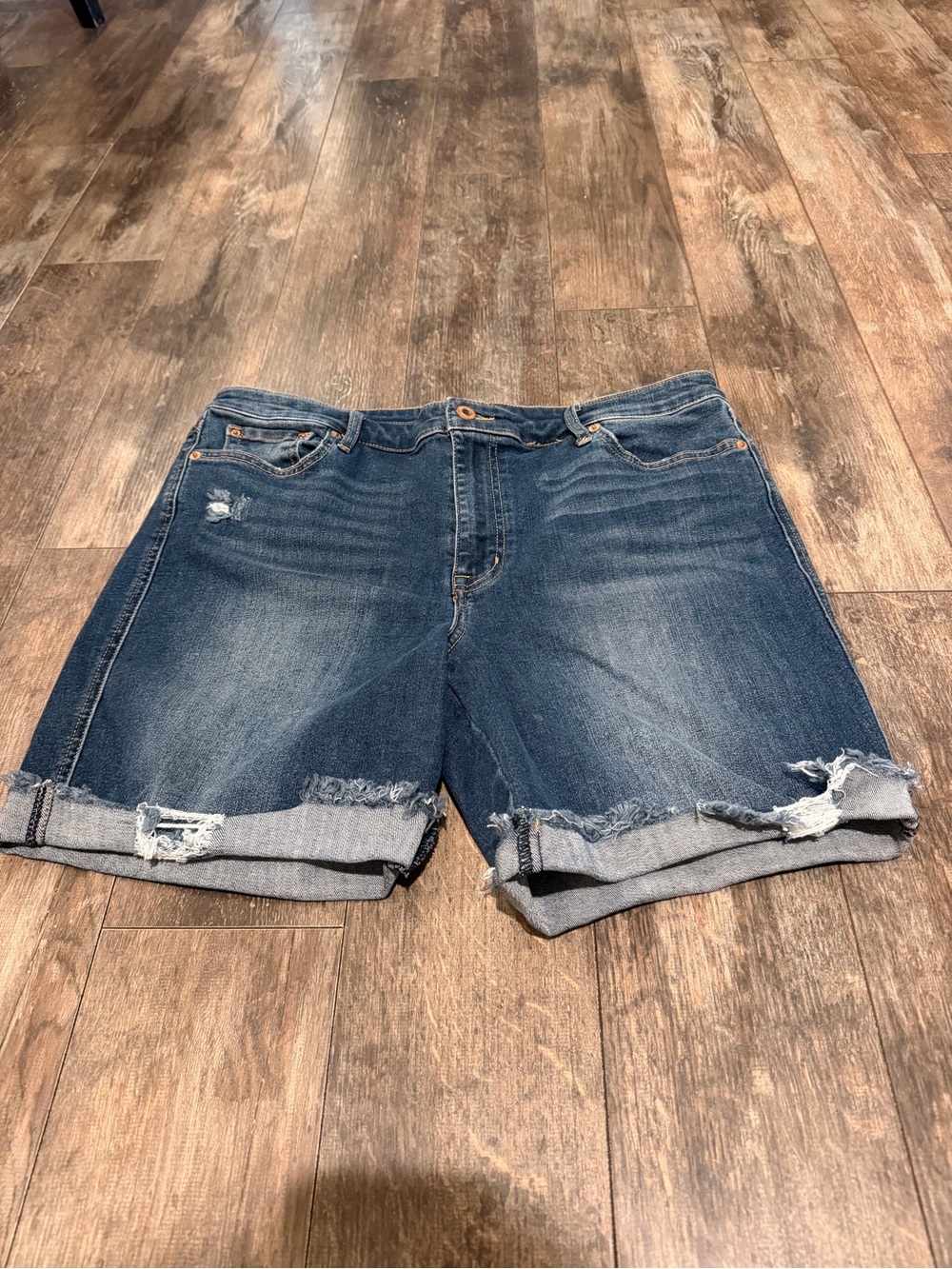 🌷Ella Moss Indigo Distressed Cuffed Denim Shorts